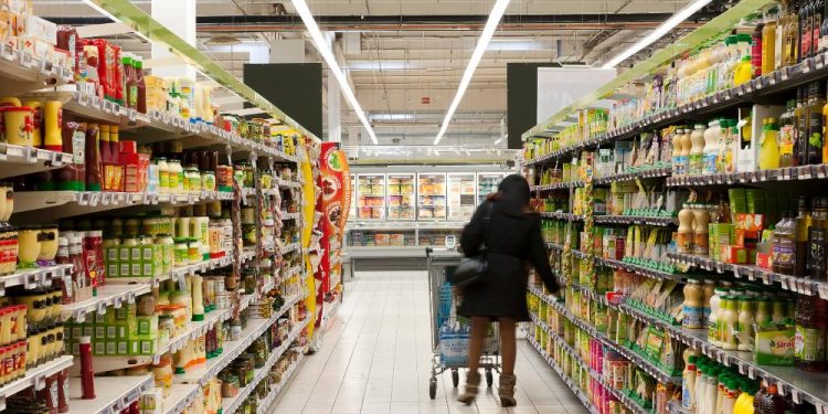 Doanh số bán lẻ tăng mạnh trong tháng 8, vượt xa dự đoán và đối mặt với áp lực lạm phát