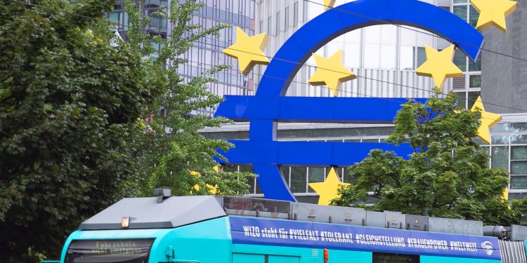 Chủ tịch ECB Lagarde cho rằng cuộc chiến chống lạm phát đang diễn ra tốt đẹp trước thềm quyết định lãi suất