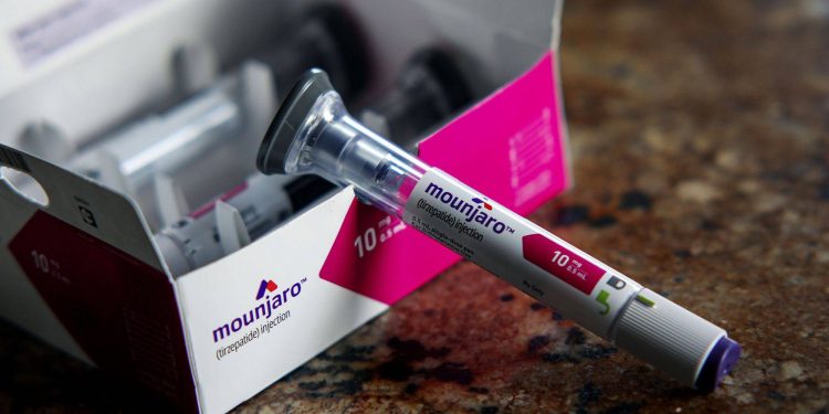 Hãng dược phẩm Eli Lilly đã khởi kiện các nhà thuốc trực tuyến nhằm cấm nhập khẩu vào Hoa Kỳ các sản phẩm giả mạo Mounjaro