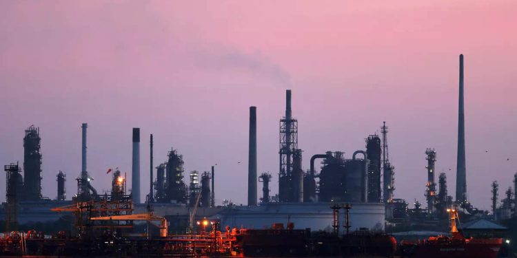 Nhà lọc dầu Trung Quốc thu hẹp xuất khẩu nhiên liệu khi nhu cầu trong nước tăng mạnh.