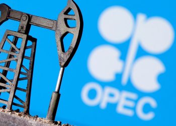 Giá dầu giảm nhưng vẫn ở mức cao do tranh chấp OPEC+ khiến triển vọng sản xuất trở nên không chắc chắn