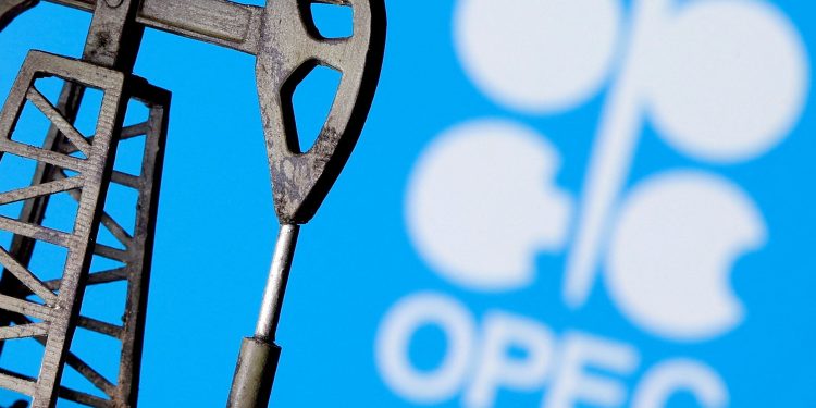 Giá dầu giảm nhưng vẫn ở mức cao do tranh chấp OPEC+ khiến triển vọng sản xuất trở nên không chắc chắn