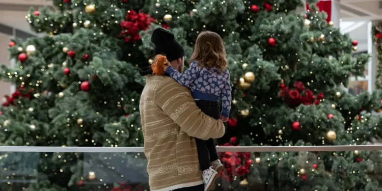 Hơn một nửa người tiêu dùng cho biết họ sẽ cắt giảm chi tiêu dịp lễ hội