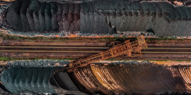 Giá quặng sắt giảm sau khi cuộc họp chính sách của Trung Quốc không có cam kết kích