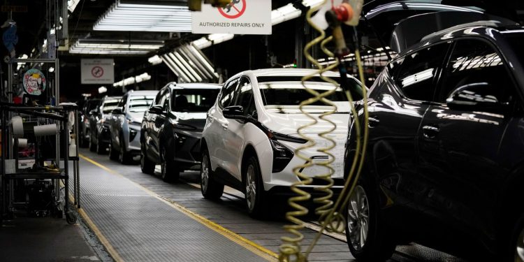 Công ty GM cắt giảm hơn 1.300 việc làm tại hai nhà máy ở Michigan