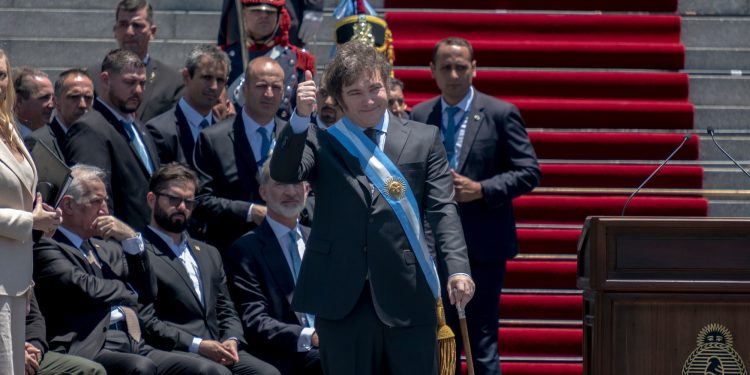 Milei tấn công Quốc hội Argentina với dự luật cải cách toàn diện