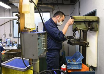 Sản xuất công nghiệp Nhật Bản giảm, cho thấy thêm dấu hiệu hồi phục không đồng đều