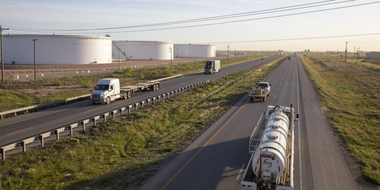 Quỹ đầu tư giảm mạnh cược dầu Mỹ giảm giá