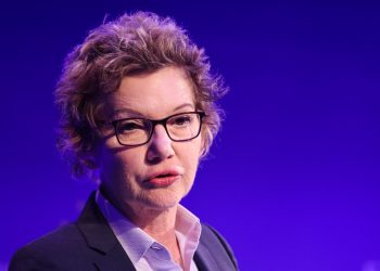 Thống đốc Fed Daly nói: “Chưa phải lúc để nghĩ đến việc hạ lãi suất”