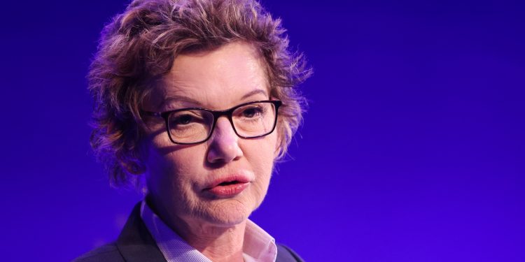 Thống đốc Fed Daly nói: “Chưa phải lúc để nghĩ đến việc hạ lãi suất”