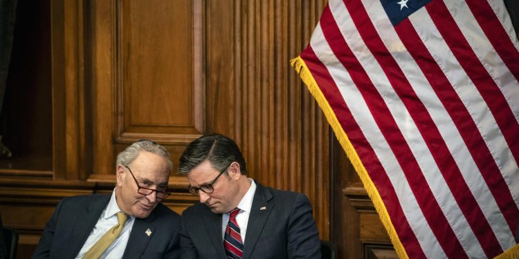 Tổng thống Biden ký dự luật tạm thời đẩy lùi thời hạn đóng cửa đến tháng 3