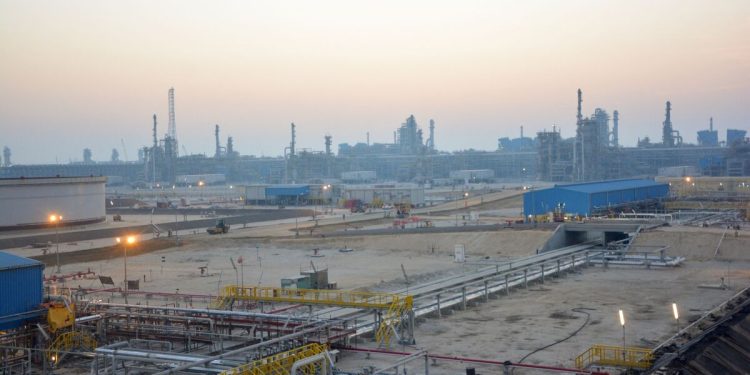 Nhà máy lọc dầu khổng lồ của Kuwait sử dụng dầu nặng để đáp ứng cam kết cắt giảm sản lượng của OPEC+