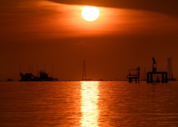 Giá dầu giữ vững đà tăng khi dữ liệu dự trữ và lệnh trừng phạt Iran được chú trọng