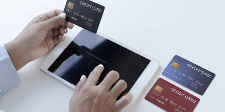 Có Thể Tính Phí Khi Sử Dụng Thẻ Tín Dụng Với Doanh Nghiệp