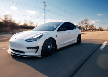 Thị Trường S&P 500 Tăng Nhẹ Khi Tesla Và Các Công Ty Xe Điện Bứt Phá