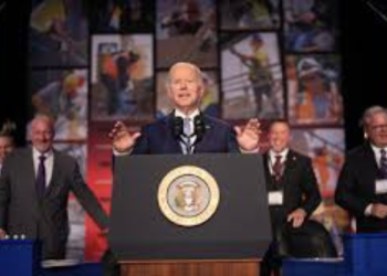 George Stephanopoulos đã nói rằng ông “không nên” bình luận về khả năng phục vụ nhiệm kỳ thứ hai của Tổng thống Joe Biden.