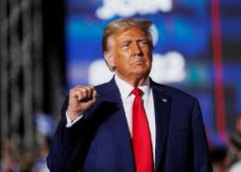 Xem: Trump liên tục lúng túng trong bài phát biểu kinh hoàng tại cuộc mít tinh ở Florida