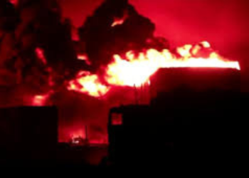 Cảng Houthi vẫn cháy dữ dội nhiều ngày sau khi Israel tiến hành không kích vào Yemen