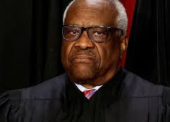 Alexandria Ocasio-Cortez đã giới thiệu các điều khoản luận tội cho các Thẩm phán Tòa án Tối cao Samuel Alito và Clarence Thomas.